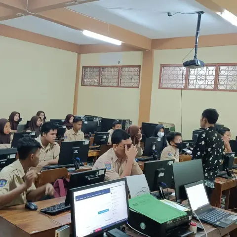 Dosen UMBY Ajarkan Pembuatan Company Profile ke Siswa Kulonprogo