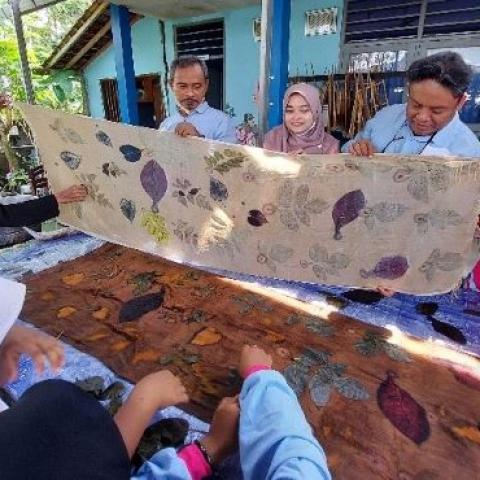 PkM UMBY Beri Pelatihan Ecoprint Di SLB Muhammadiyah Gamping