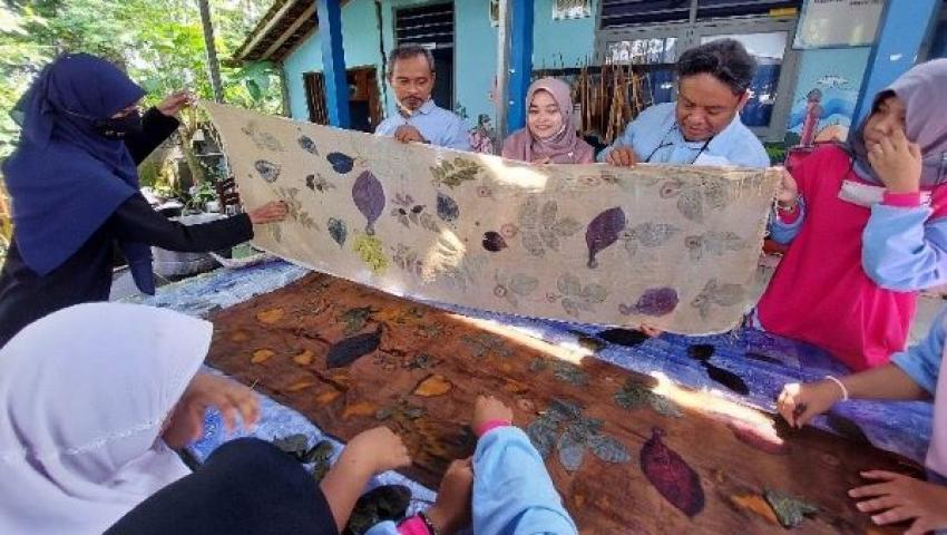 PkM UMBY Beri Pelatihan Ecoprint Di SLB Muhammadiyah Gamping